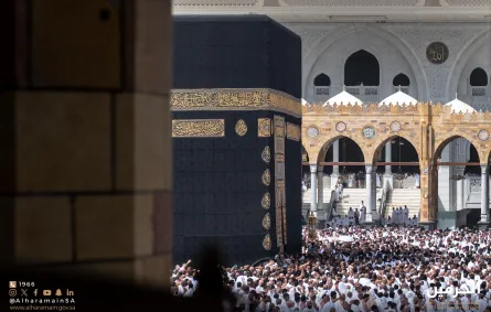 ضيوف الرحمن داخل الحرم المكي أمام الكعبة المشرفة - الصورة من حساب الهيئة العامة للعناية بشؤون الحرمين على منصة إكس