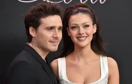 بروكلين بيكهام وزوجته نيكولا بيلتز بيكهام في مسرح بروين، في لوس أنجلوس، كاليفورنيا (Brooklyn Beckham and wife Nicola Peltz Beckham at the Bruin Theatre, in Los Angeles, California). مصدر الصورة: LISA O'CONNOR / AFP