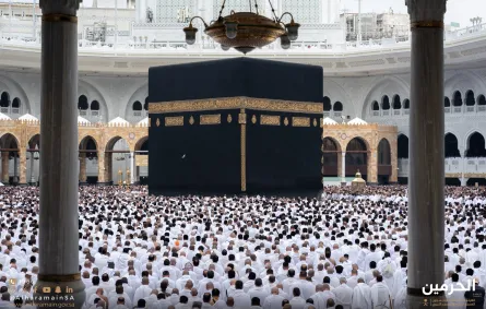 ضيوف الرحمن يؤدون الصلاة داخل المسجد الحرام - الصورة من الهيئة العامة للعناية بشؤون الحرمين على إكس