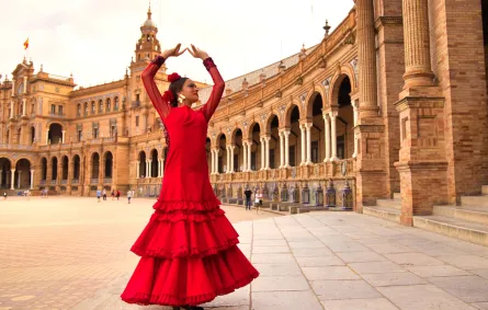 فتاة جميلة ترقص الفلامنكو في ساحة بإشبيلية، إسبانيا.