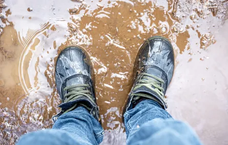 حذاء رياضي متسخ بالوحل