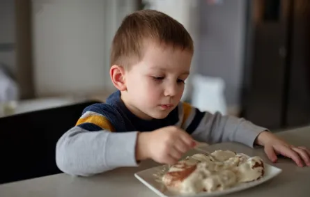 صورة طفل يأكل