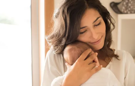 صورة أم تضم مولودها