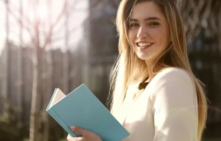 فتاة تقرأ رواية رومانسية 