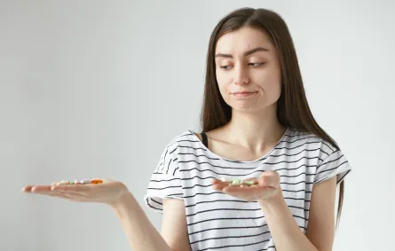 امراة حائرة في قرار المكملات الغذائية المناسب -المصدر: freepik