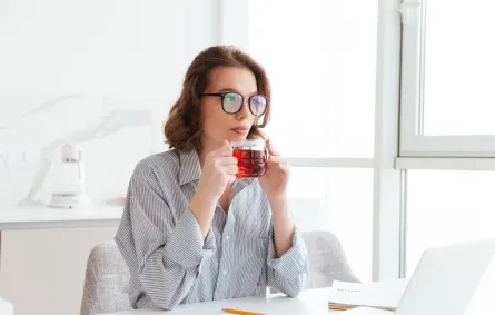 سيدة تتناول الشاي الأسود- المصدر freepik