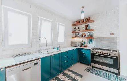 مطبخ منزلي مع ملاحظة نظافة السقف