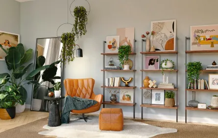 تحف كثيرة في شقة عصرية