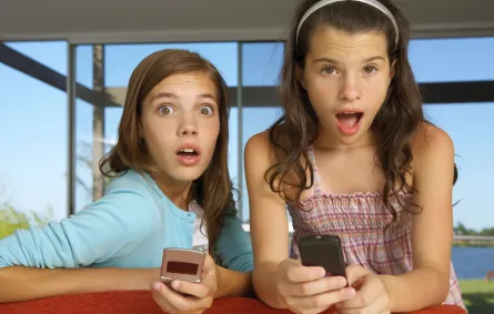 صورة مراهقتين منبهرتين يالشاشات