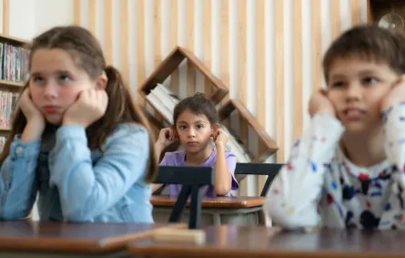 صورة أطفال يشعرون بالملل