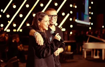 عمرو دياب يغني مع ابنته جانا - الصورة من حساب عمرو دياب على الفيس بوك