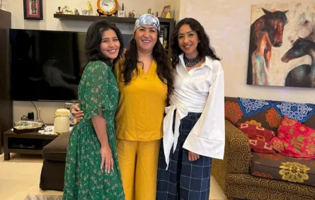 أماني الجميل تتوسط ابنتيها- الصورة من حسابها على الانستغرام