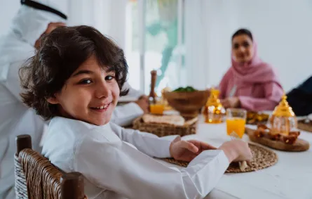 صورة طفل على مائدة الطعام في رمضان