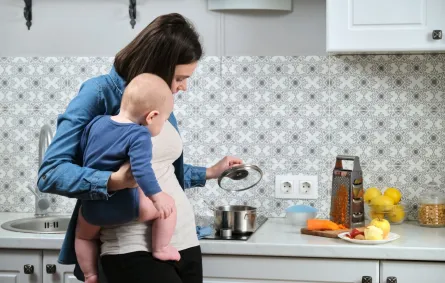 صورة أم تسلق الطعام للمولود