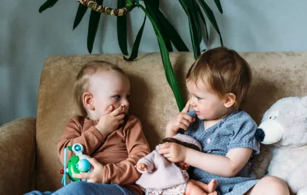 صورة أطفال صغار يلعبون بالدمى