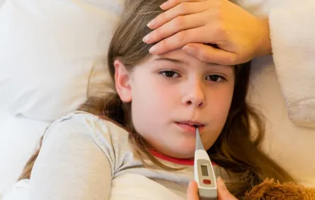 أم تقيس حرارة طفلتها