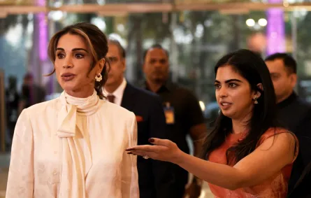 الملكة رانيا العبدالله وإيشا أمباني في مركز نيتا موكيش أمباني الثقافي (Queen Rania Al Abdullah and Isha Ambani at the Nita Mukesh Ambani Cultural Centre). مصدر الصورة: Indranil Aditya/NurPhoto via Getty Images