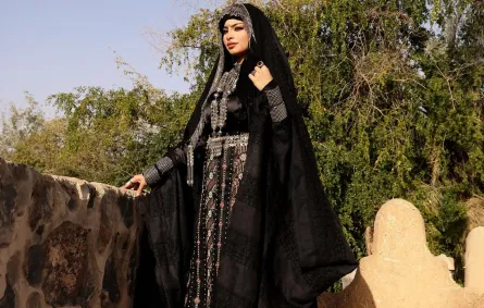 المدونة منى شيخ بالعباية التراثية في يوم التأسيس السعودي- الصورة من صفحتها على انستغرام