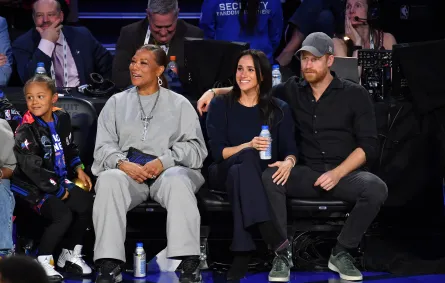 الأمير هاري وميغان ماركل وكوين لطيفة Prince Harry, Meghan Markle and Queen Latifah From the 75th NBA All-Star Game - مصدر الصورة ALLEN BEREZOVSKY / GETTY IMAGES NORTH AMERICA