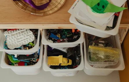 ألعاب الأطفال منظمة داخل صناديق بلاستيكية