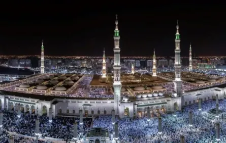 أجواء روحانية تحفّ قاصدي المسجد النبوي في صلاة التراويح في أول ليلة من ليالي الشهر الفضيل