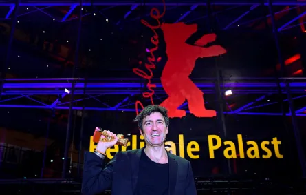 المخرج إيلكر كاتاك (Ilker Catak) الفائز بجائزة أفضل فيلم بمهرجان برلين السينمائي 2026. مصدر الصورة: JOHN MACDOUGALL / AFP