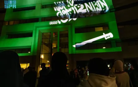  الواجهة الرئيسة لمبنى الملحقية الثقافية تتزين بعروضٍ مرئية حول تاريخ الدولة السعودية