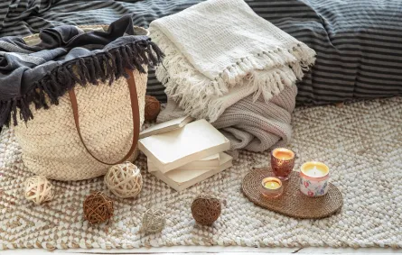 غرفة منزلية مع شموع