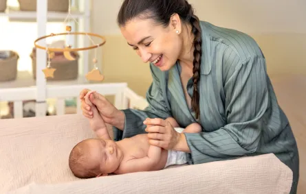 صورة لأم تلاعب مولودها