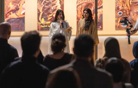 الفنانة عهد العمودي على اليسار وبجوارها القيّمة أمل العلي في افتتاح معرض عهد العمودي: قبلة شمس (الصورة من مؤسسة الشارقة للفنون)