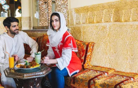 زوجان يتناولان طعام الإفطار