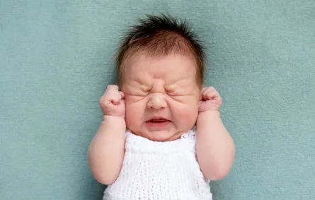 صورة طفل يشعر بالضيق