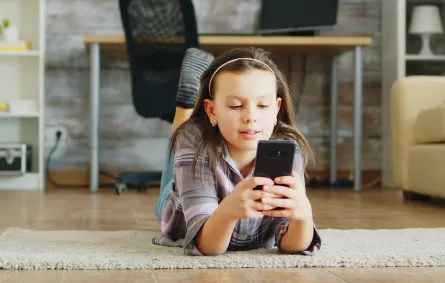 خطوات عملية لمساعدة طفلك على كسر إدمان الهاتف الذكي- مصدر الصورة: Freepik by DC Studio