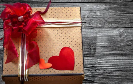 رؤيا تلقي هدية في المنام - مصدر الصورة: Freepik by pvproductions