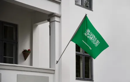 واجهة المنزل مع العلم السعودي