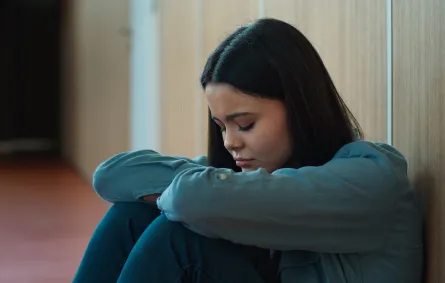 صورة مراهقة تمر بضغوط نفسية