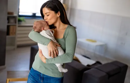 صورة أم تحمل المولود