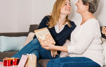 أفكار هدايا وطرق مميزة لتهنئة حماتك بيوم الأم- مصدر الصورة Freepik