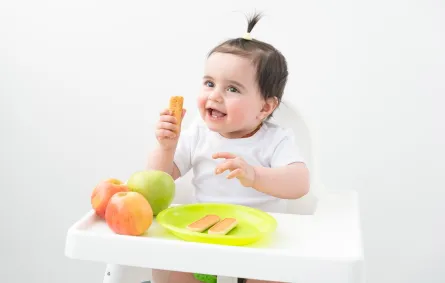 صورة طفل ياكل