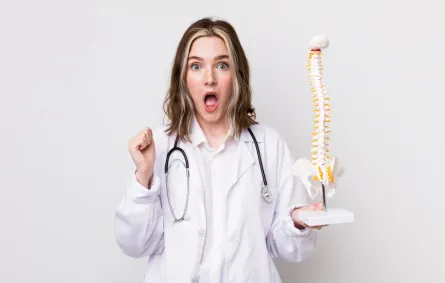 هشاشة العظام تؤثر على العمود الفقري- المصدر freepik