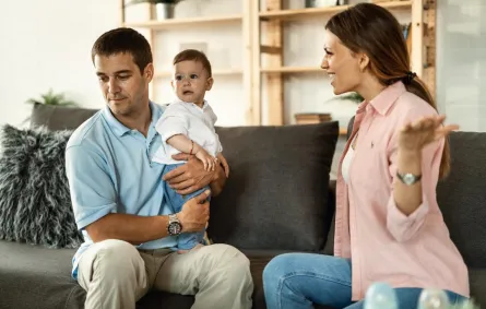 صورة لخلاف زوجي والرضيع وسطهما