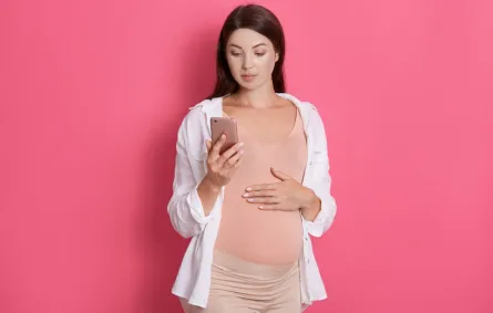 صورة لحامل تتكلم في الجوال