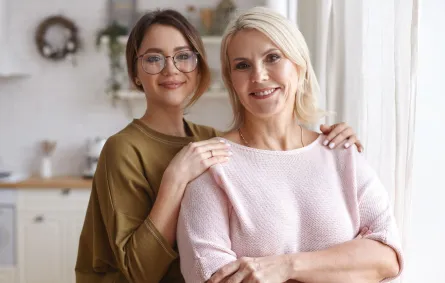 زوجة شابة تتعامل مع حماتها بمودة