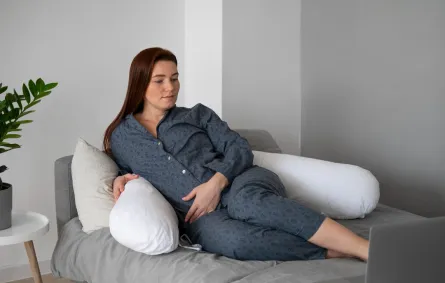 صورة لحامل في حالة استجمام