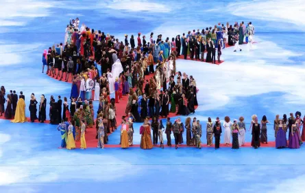 مشهد استعراضي مع لوغو إيف سان لوران Yves Saint-Laurent، قبيل نهائي بطولة العالم لكرة القدم في باريس، عام 1998، ما بين منتخبَي البرازيل وفرنسا (Thomas Coex/AFP via Getty Images).