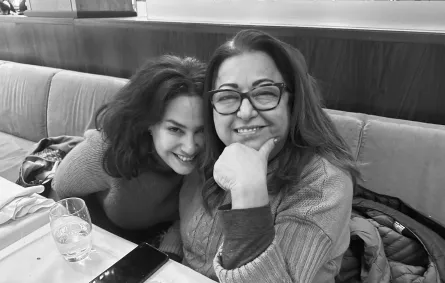 هند صبري مع والدتها الراحلة- الصورة من حسابها على فيسبوك