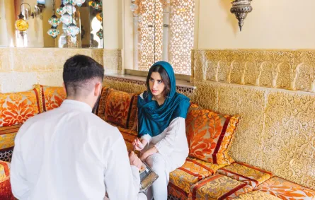 زوجان يتحدثان معاً بنهار رمضان في تسامح وهدوء