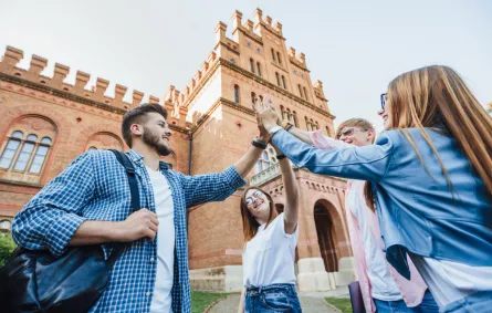 الدراسة الأكاديمية وحدها لن تؤهل الشباب لسوق العمل- المصدر: freepik