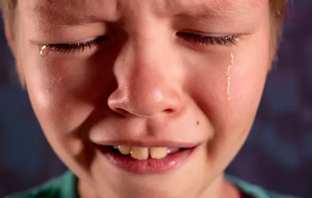 مراهق يبكي