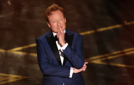 كونان أوبراين مقدم حفل الأوسكار 2026 - مصدر الصورة Patrick T. Fallon / AFP